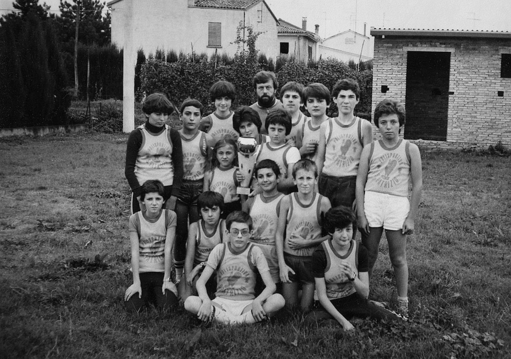 Anno 1975: foto di gruppo al campo sportivo di San Patrizio
