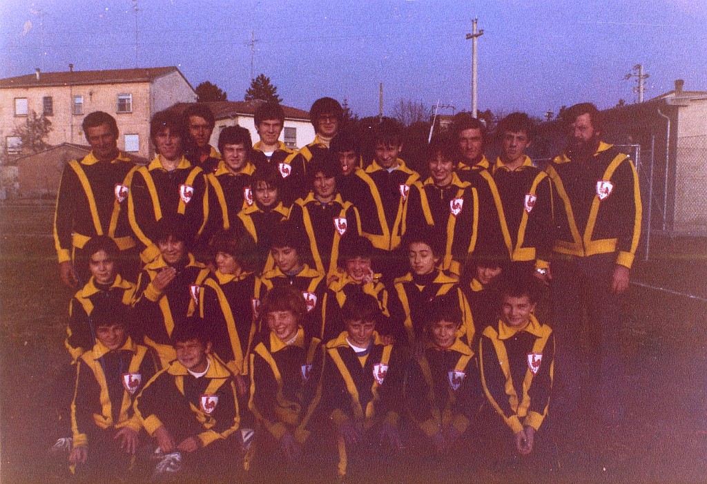 Anno 1975: foto di gruppo al campo sportivo di San Patrizio